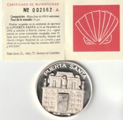Medalla Conmemorativa Año Santo 1993, incrustación granito apertura de la Puerta Santa, Ley 0,925 peso 40 grs.